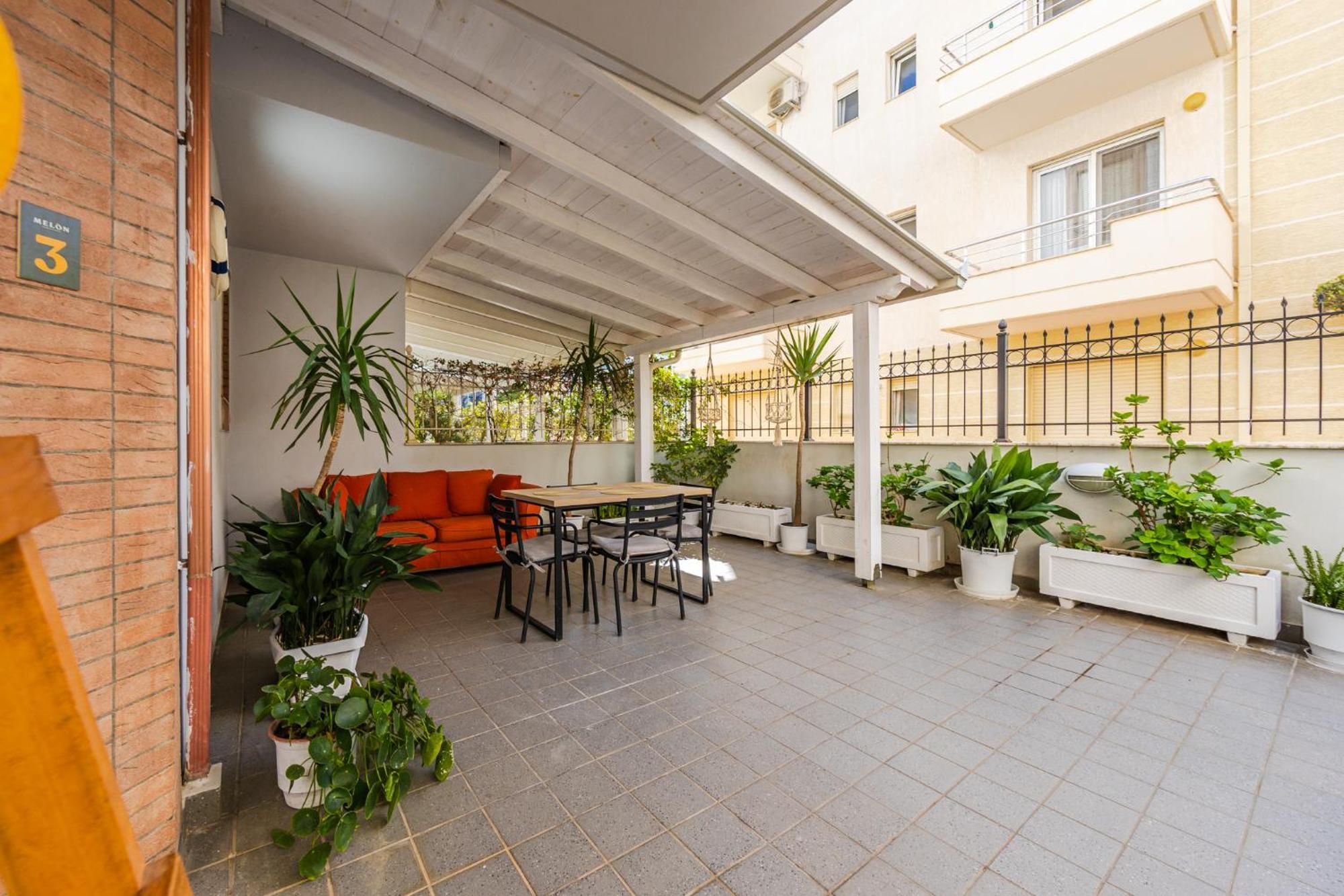 Melon Apartments Вльора Екстер'єр фото